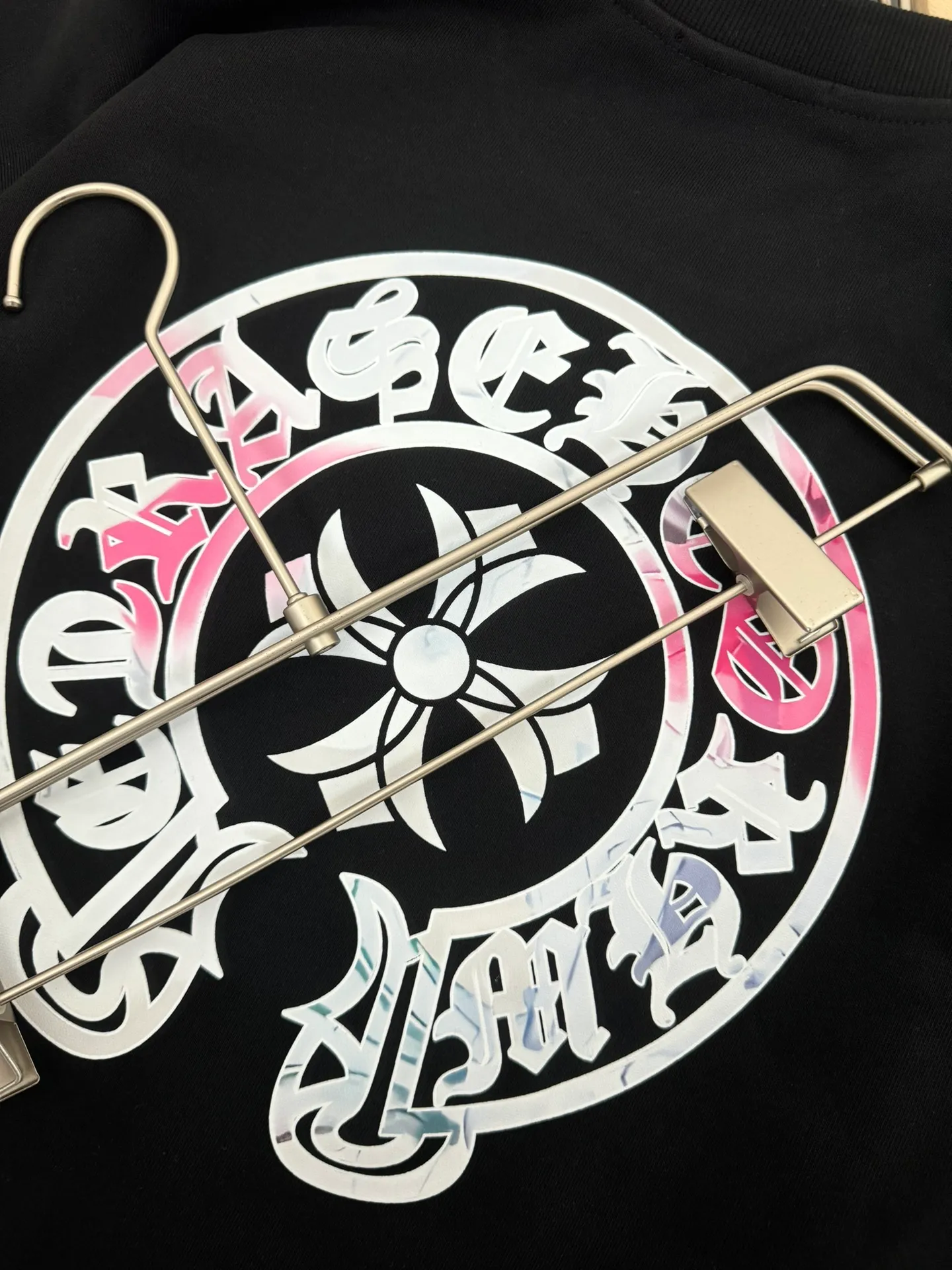 P240 Chrome Hearts*Chrome Hearts* The latest round-neck fashionable long-sleeved sweatshirt for autumn and winter, with printed logo design and 400 grams of pure cotton fabric! It is close to the skin and comfortable, durable and easy to wear. The original factory craftsmanship is meticulous. It is a must-have for casual wear. Size S M L XL XXL